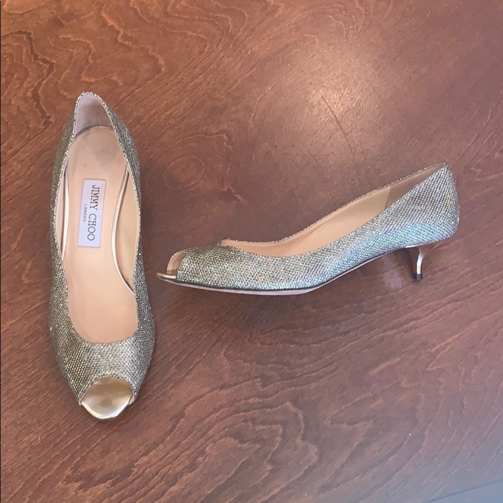 Gold/ silver metallic peep-toe pumps with kitten heel